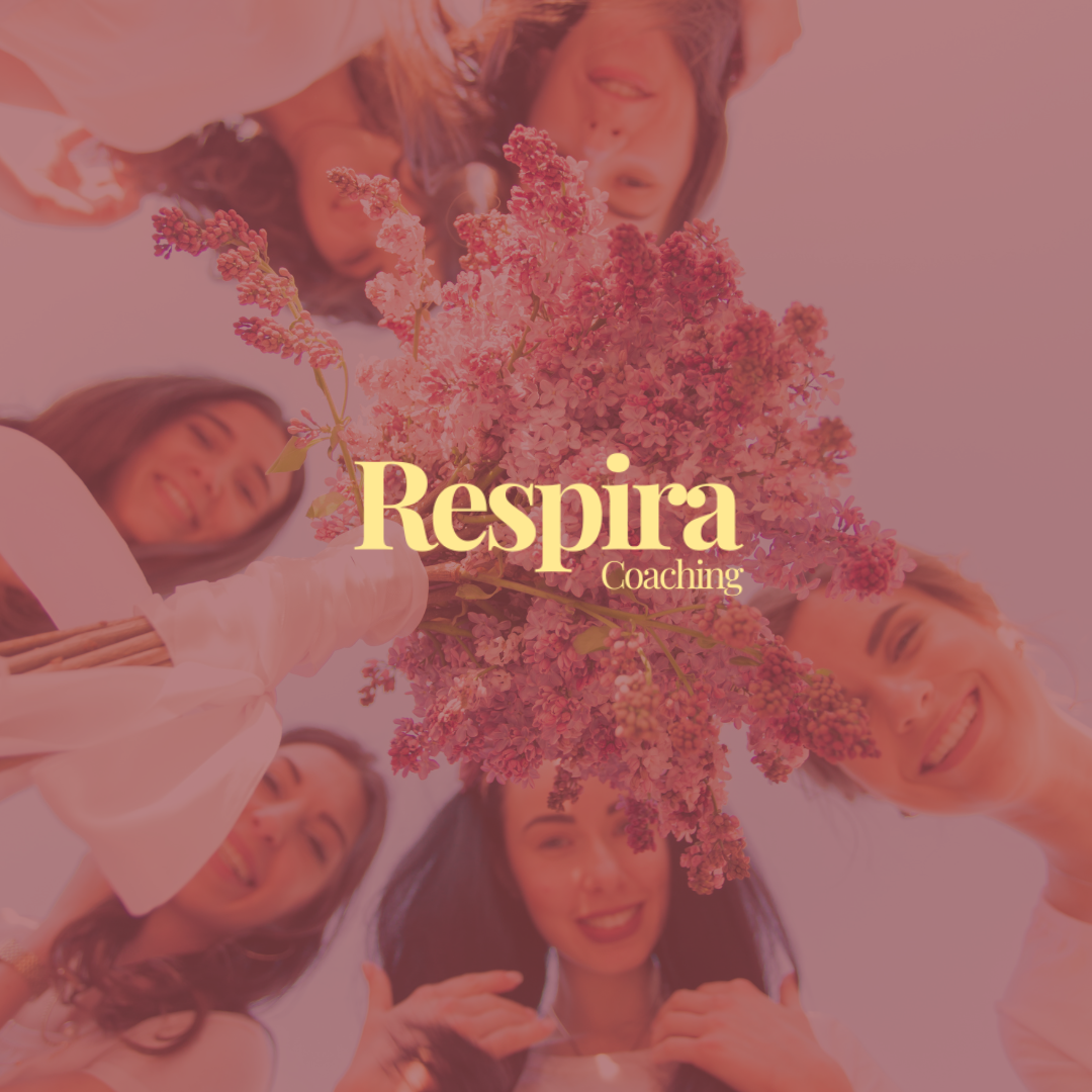 Un groupe de personnes souriantes entouré de fleurs, avec le texte "Respira Coaching".