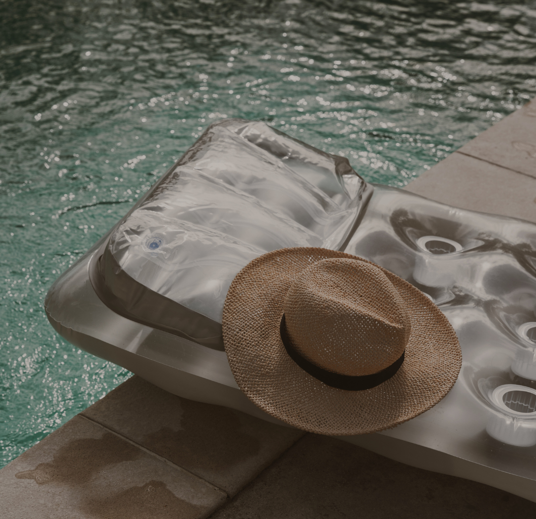 Femme portant une fleur orange devant son visage, lumière douce. Texte "Respira Coaching" en haut.