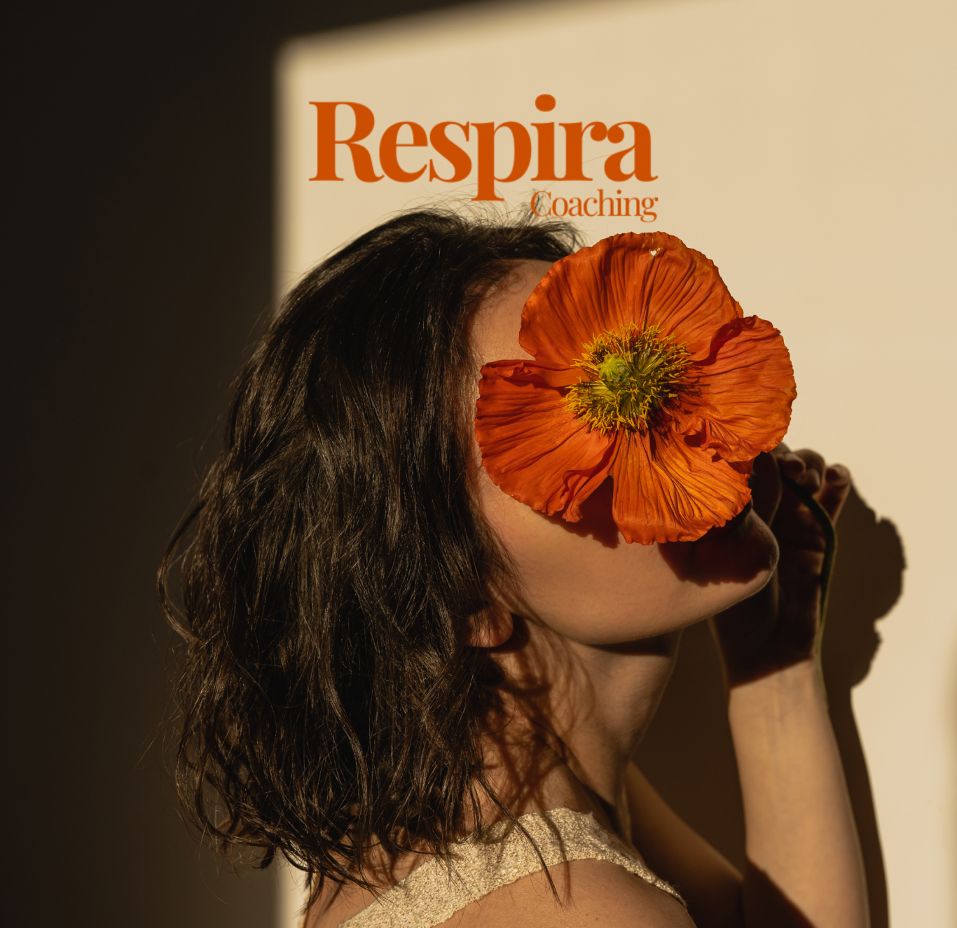 Femme portant une fleur orange devant son visage, lumière douce. Texte "Respira Coaching" en haut.